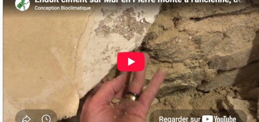 Enduit ciment qui se décolle d'un mur ancien en pierre